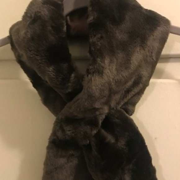 Vintage New York & company faux fur scarf. 40X5 - Picture 2 of 7